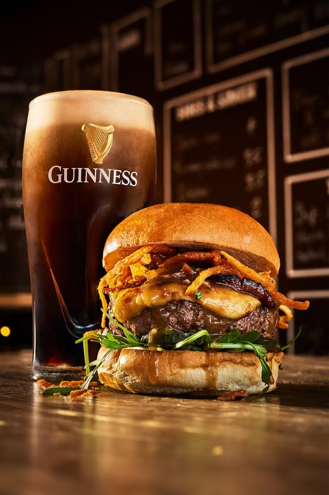 Hamburguesa gourmet con un vaso de cerveza Guinness en iPizza & Burger Valladolid